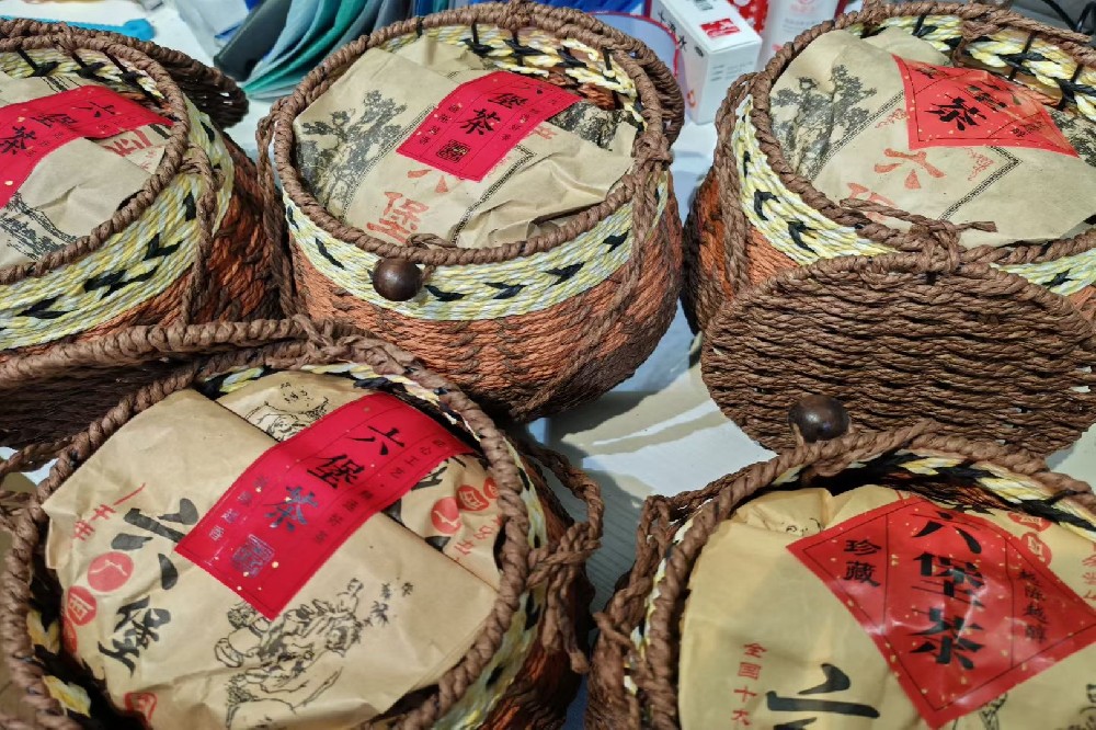 六堡茶的功效与作用及副作用：一篇说透这杯养生茶的双面性