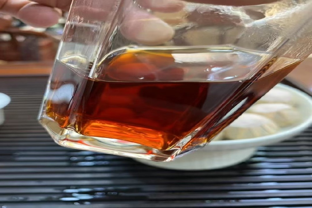 六堡茶入门级怎么选？山塘岐基础款六堡茶饼价格解析：百元级喝出地道梧州味